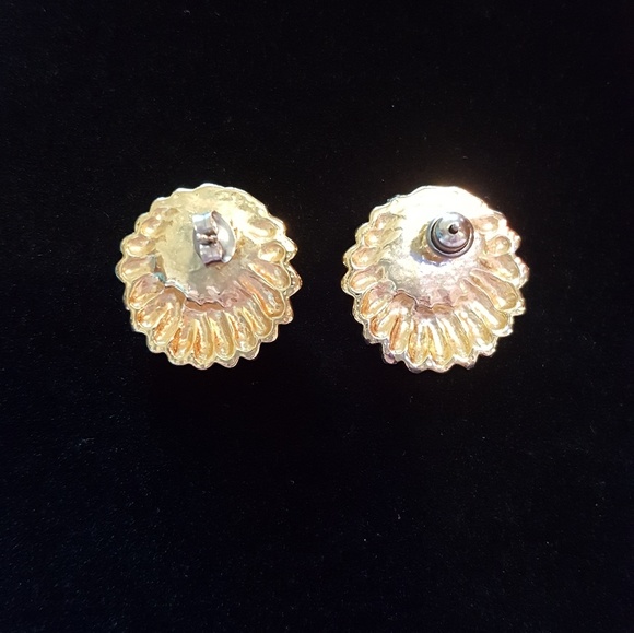 Gold tone earrings wth faux pearl. Pre owned - Picture 2 of 3